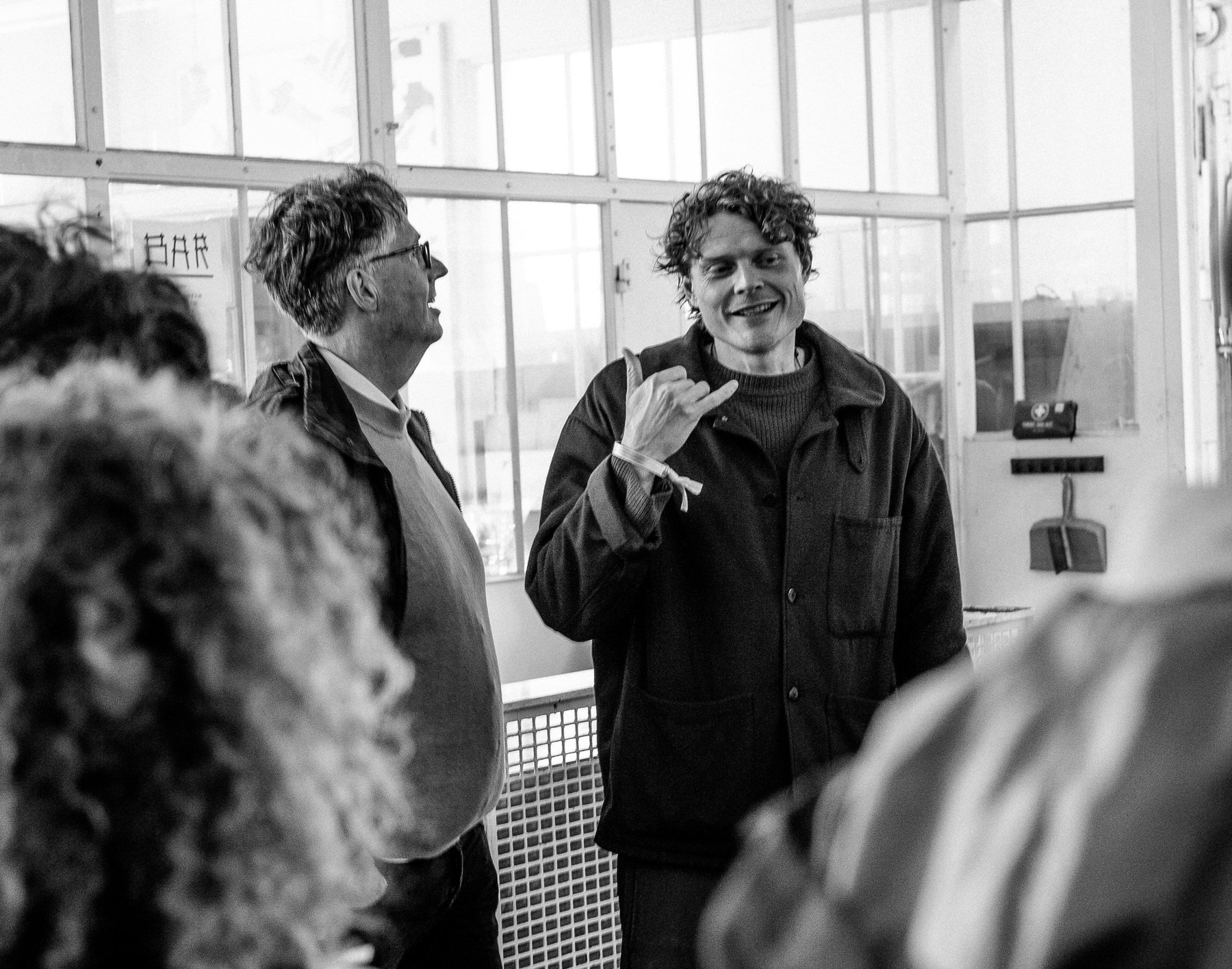 Twee genoten in gesprek bij een raam