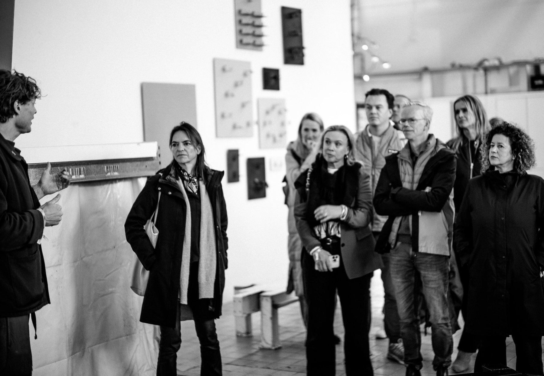 Genoten luisteren tijdens een rondleiding op de Dutch Design Week