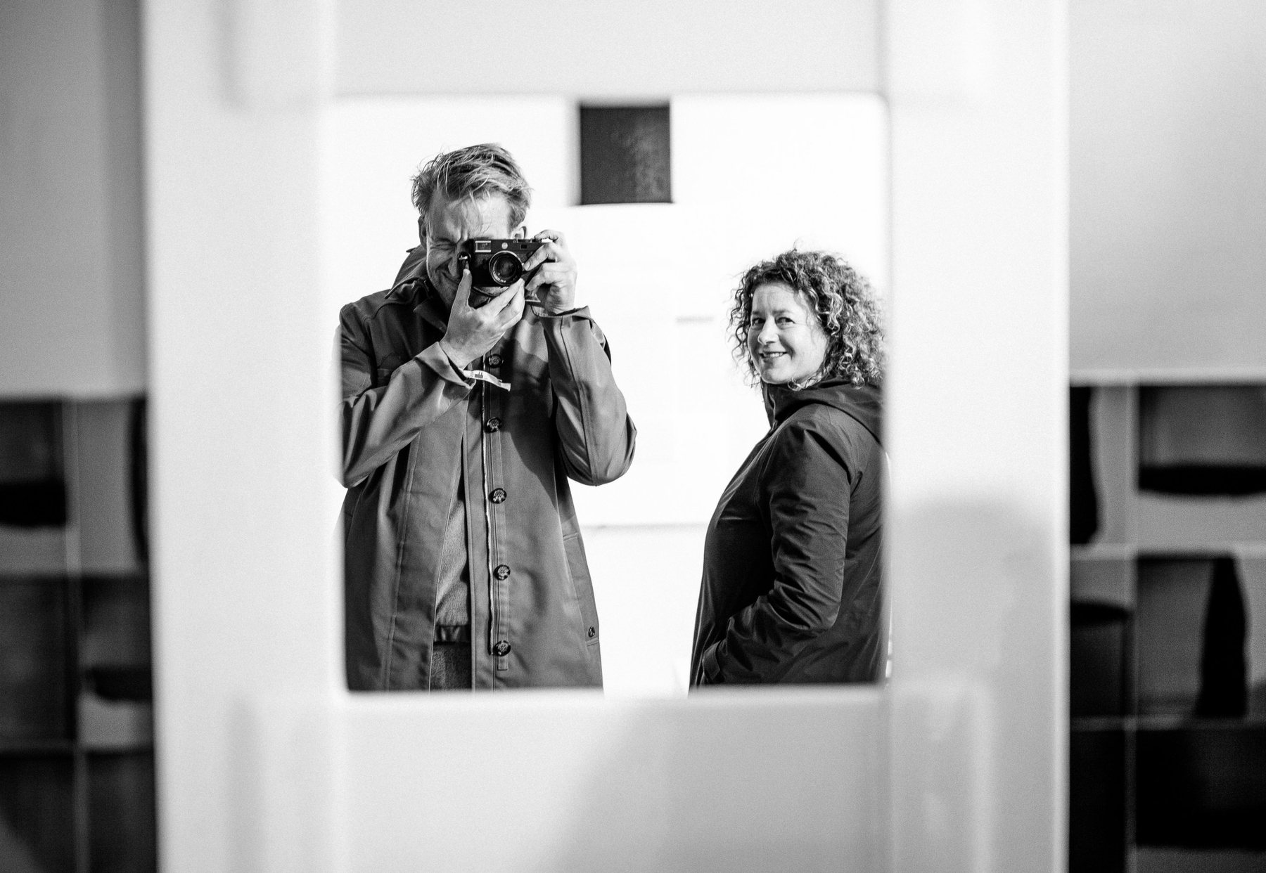 Een genoot fotografeert zichzelf in een spiegel