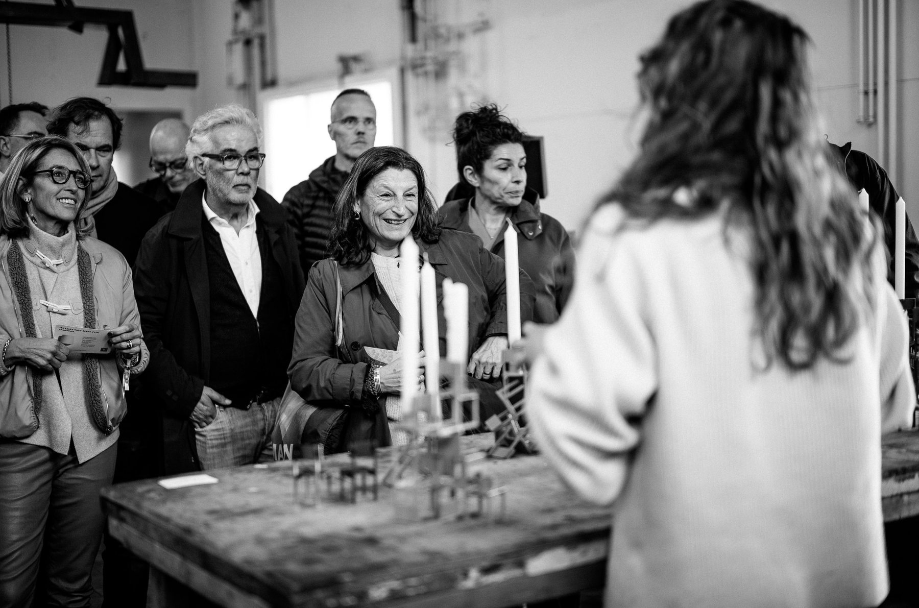 Lachende genoten rond een werktafel