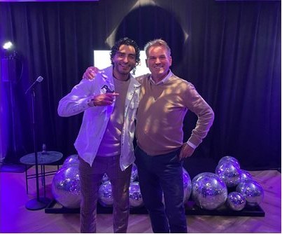 Twee mannen met een haanbeeldje voor discoballen