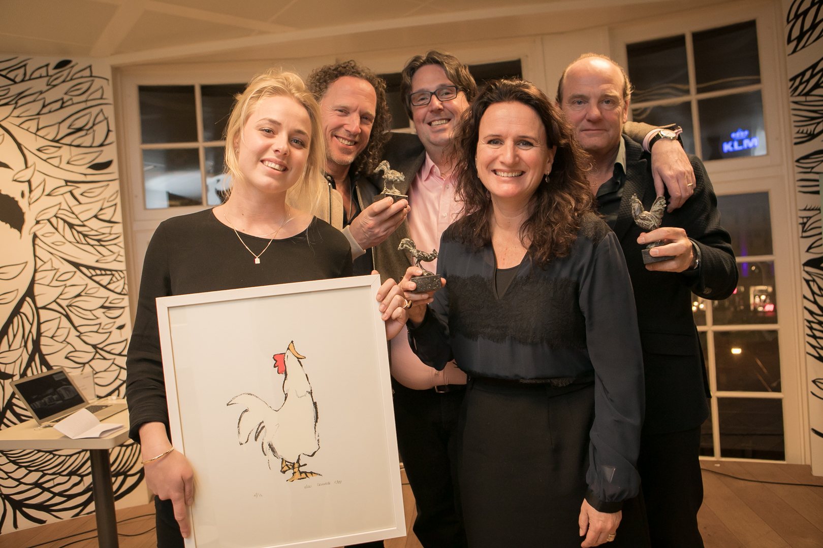 De Hanen van 2017 met hun beeldjes en een ingelijste haan